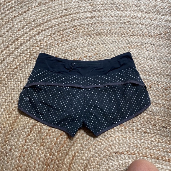 Lululemon shorts size 6 - Picture 2 of 3